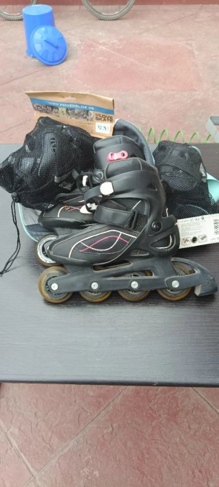 Patines en línea con mochila y protecciones.