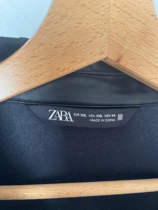 Camisa efecto piel ZARA negra Talla XL