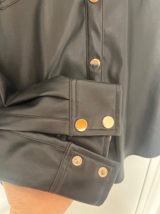 Camisa efecto piel ZARA negra Talla XL
