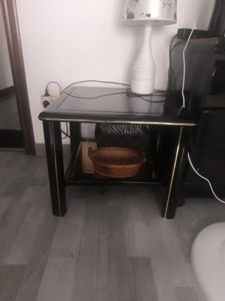 Mesa auxiliar negra con detalles dorados