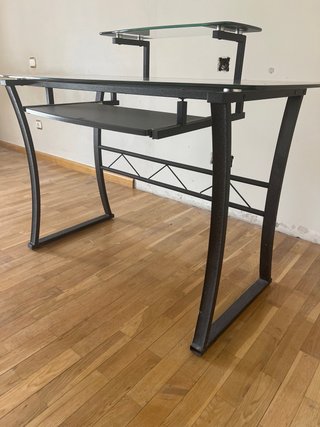 Escritorio de cristal templado y hierro