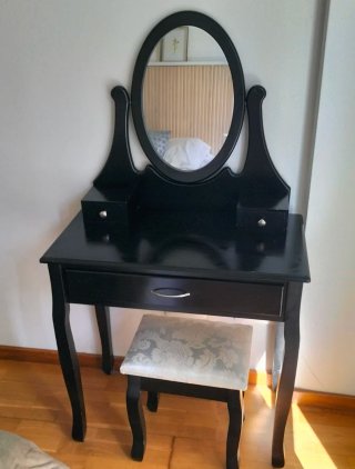 Tocador negro con espejo y taburete