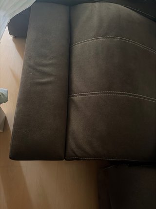 Sofá con chaiselongue abatible eléctricamente