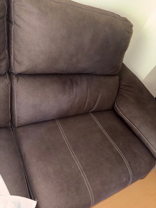 Sofá con chaiselongue abatible eléctricamente