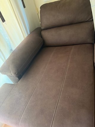 Sofá con chaiselongue abatible eléctricamente