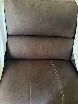 Sofá con chaiselongue abatible eléctricamente