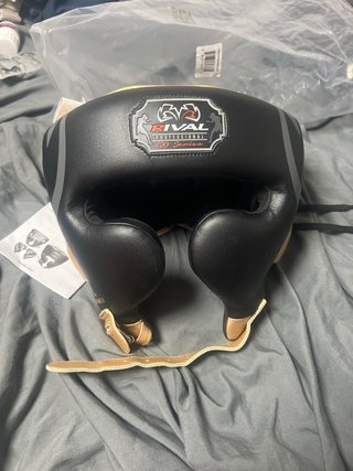 Casco Rival Profesional RHG100 Negro/Dorado NUEVO.