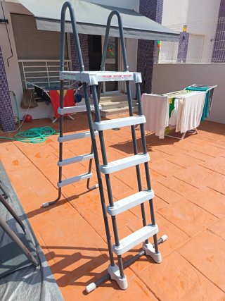 Escalera Piscina INTEX Metal/Plástico