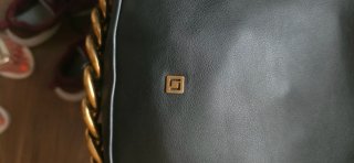 Bolso Latuche Negro Cadena Dorada