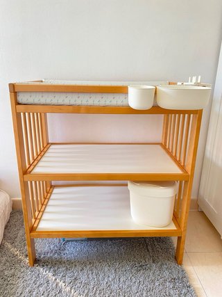 Cambiador de bebé de madera con accesorios