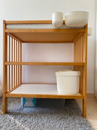 Cambiador de bebé de madera con accesorios
