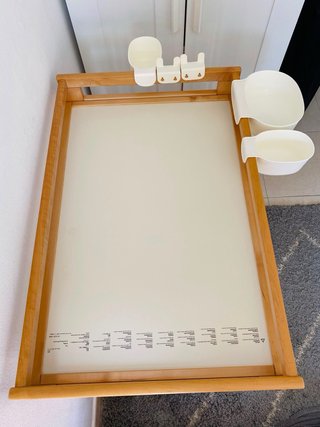 Cambiador de bebé de madera con accesorios