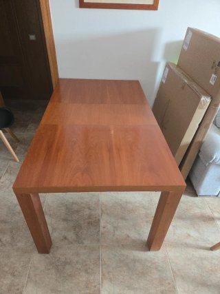Mesa de comedor de madera