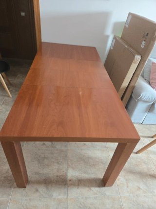 Mesa de comedor de madera