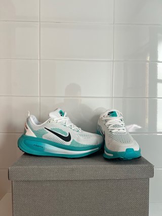 Nike Vomero 18 - Blanco/Turquesa