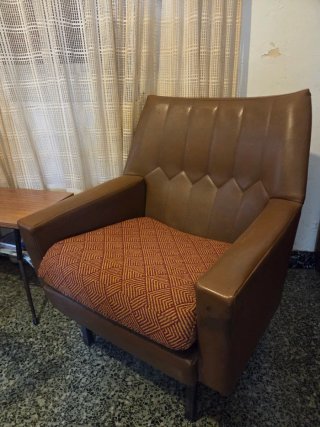 Sillón marrón y rojo