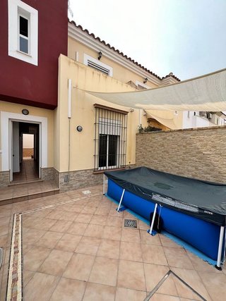 Casa adosada en alquiler en Lebrija