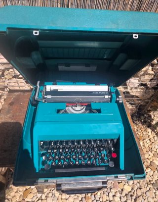 Máquina de escribir nueva antigua