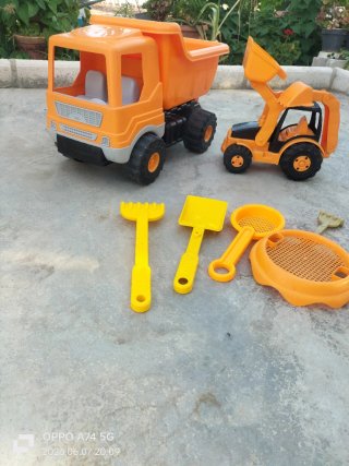 Lote camión y palas de juguete para niño