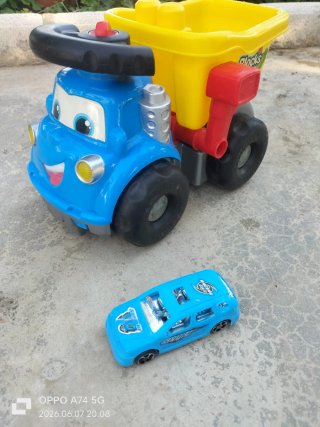 Lote camión y palas de juguete para niño