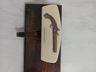 Percha decorativa con pistolas antiguas