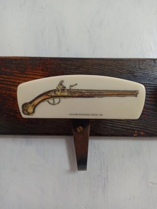 Percha decorativa con pistolas antiguas