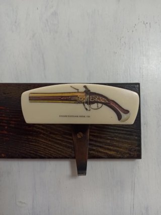 Percha decorativa con pistolas antiguas