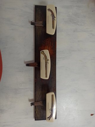 Percha decorativa con pistolas antiguas