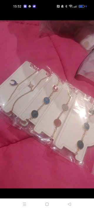Pulseras con colgantes de luna y estrella