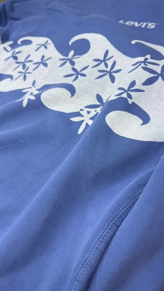 Felpa Levi's Azzurra con Onda Floreale