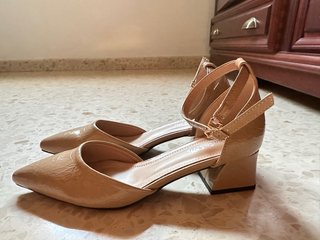 Zapatillas beige con pulsera