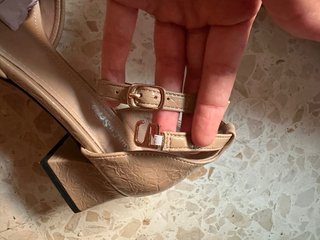 Zapatillas beige con pulsera