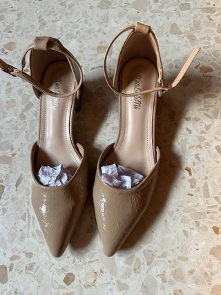 Zapatillas beige con pulsera