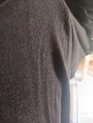 Camiseta negra con volantes