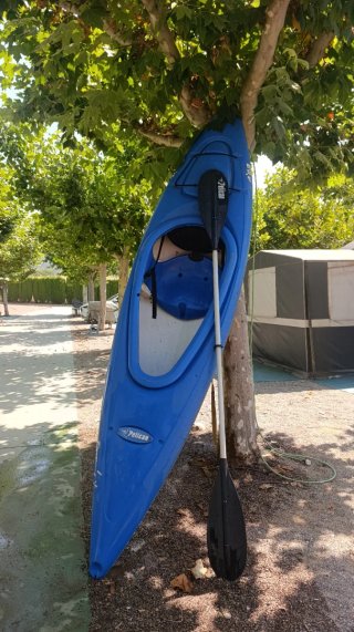 Kayak Azul Pelican con Remo