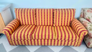 Sofá de tela a rayas rojo y amarillo