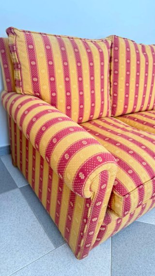 Sofá de tela a rayas rojo y amarillo