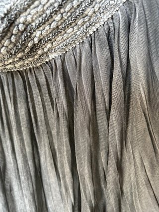 Falda corta gris plisada