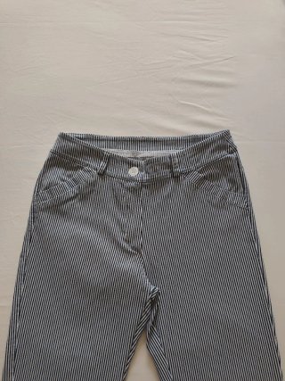 Pantalón de verano a rayas blancas y azules