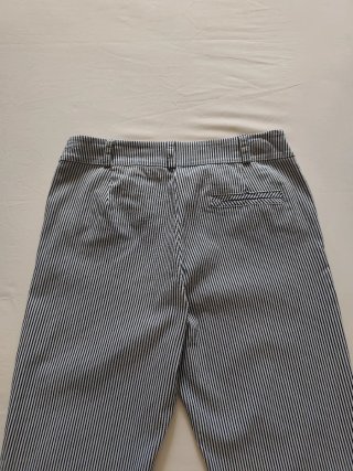 Pantalón de verano a rayas blancas y azules