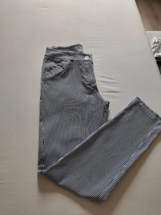 Pantalón de verano a rayas blancas y azules