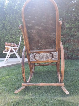 Antica sedia a dondolo in rattan e legno
