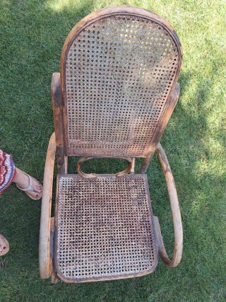 Antica sedia a dondolo in rattan e legno