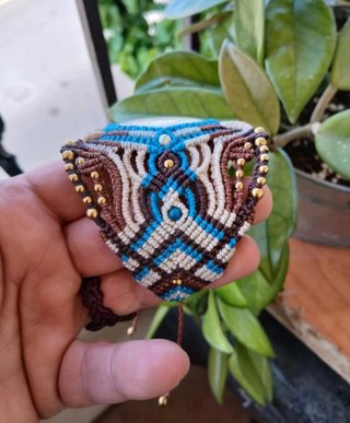 Brazalete artesanal con piedra central
