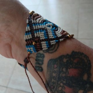 Brazalete artesanal con piedra central