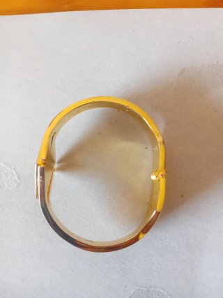 Pulsera dorada con detalles marrones