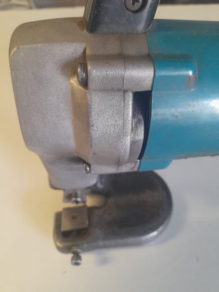 Cizalla eléctrica Makita para chapa de 2mm