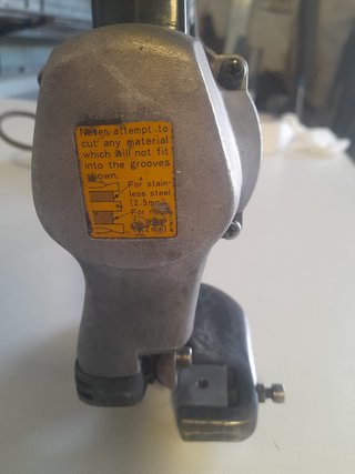 Cizalla eléctrica Makita para chapa de 2mm