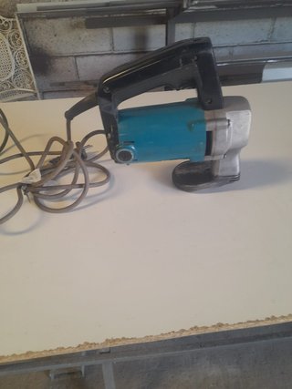 Cizalla eléctrica Makita para chapa de 2mm
