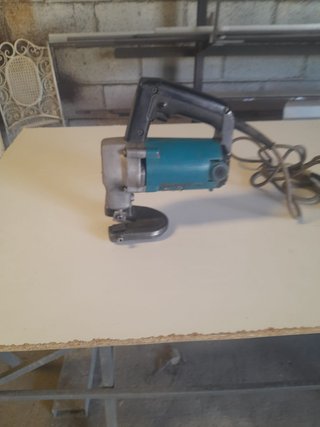 Cizalla eléctrica Makita para chapa de 2mm
